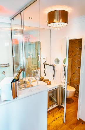 Deluxe Zimmer Hotel Helvetia mit Dusche und Bad