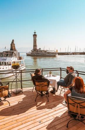 Gemütliche Hotelterrasse mit Blick auf den Hafen von der Insel Lindau