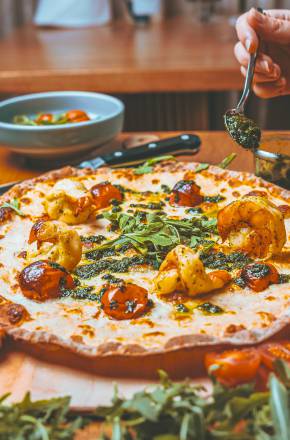 Fein belegter Flammkuchen mit Garnelen und Tomaten