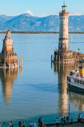 Schiff fährt aus dem Hafen der Insel Linau