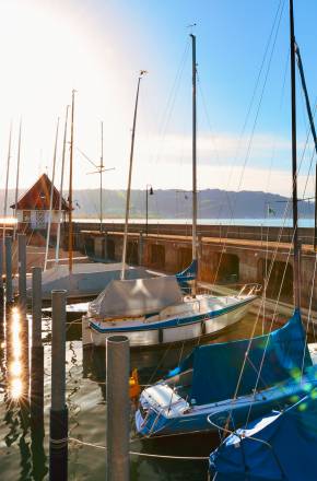 Anlegende Boote im Hafen von Lindau