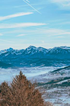 Blick auf die schneebedeckten Alpen und Tal