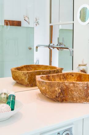 modernes Steinwaschbecken mit modernen Elementen im Hotelbadezimmer