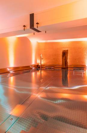 Modernerer Edelstahlpool im Hotel Helvetia