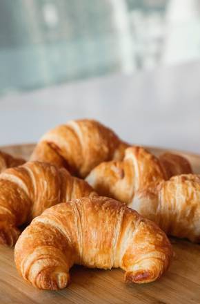 Croissants auf einem Holzbrett