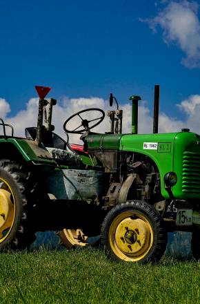 Traktor steht auf einer Wiese