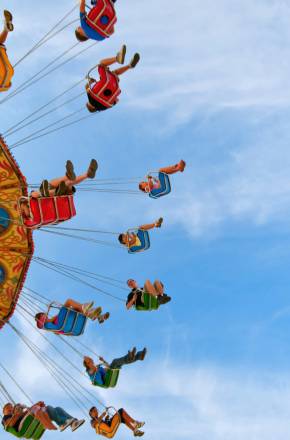 Kettenkarusell fotografiert von unten in den Himmel hoch