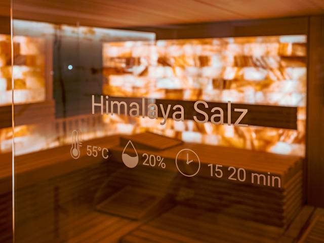 Schriftzug Himalaya Salzgrotte im Hotel Helvetia