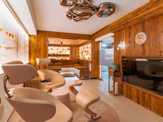 Lagoon Spa und Saunabereich mit modernen Sesseln
