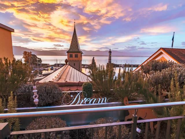 Abendliche Atmosphäre vom Hoteldach mit Blick auf den Bodensee