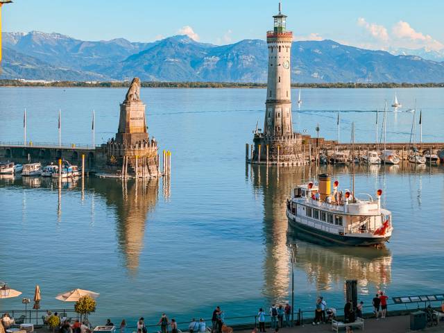 Schiff fährt aus dem Hafen der Insel Linau