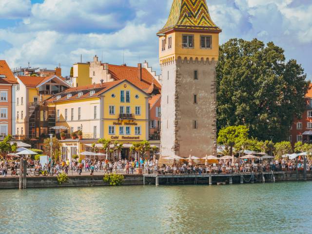 YachtHotel Helvetia vom Wasser aus in perfekter Lage am Hafen von Lindau