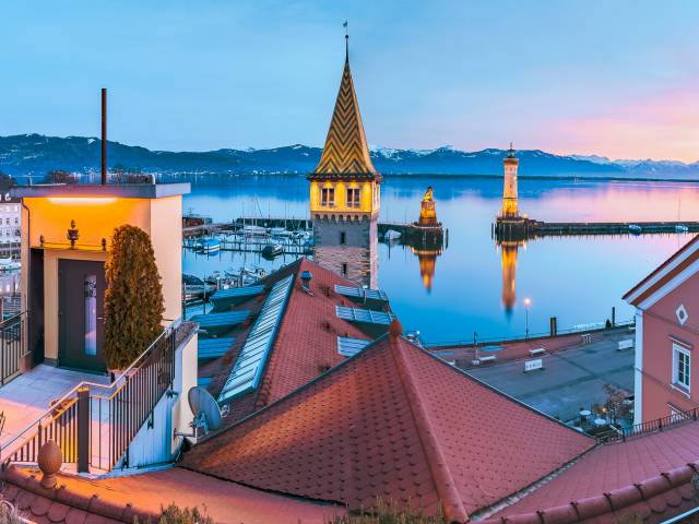 Blick über die Dächer auf den Bodensee im Abendlicht