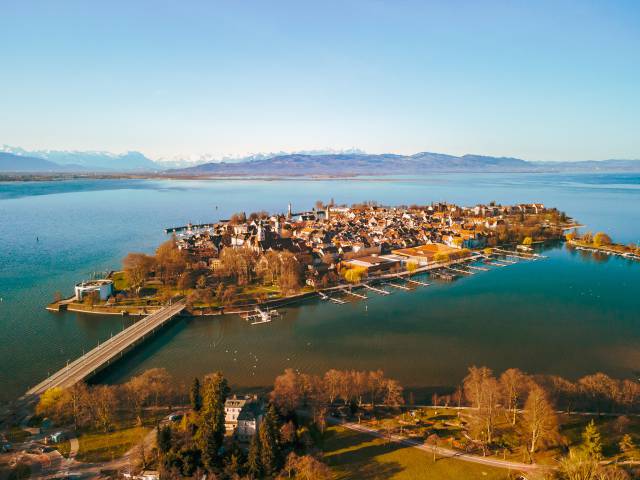 Inselaufnahmen mit der Drohne fotografiert im Goldenen Sonnenlicht