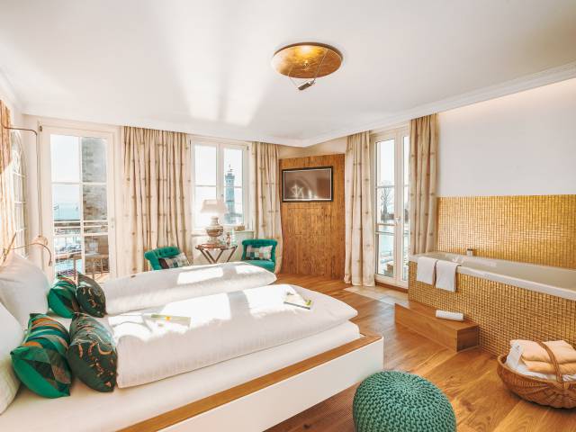 Modernes Hotelzimmer am Bodensee mit Seeblick