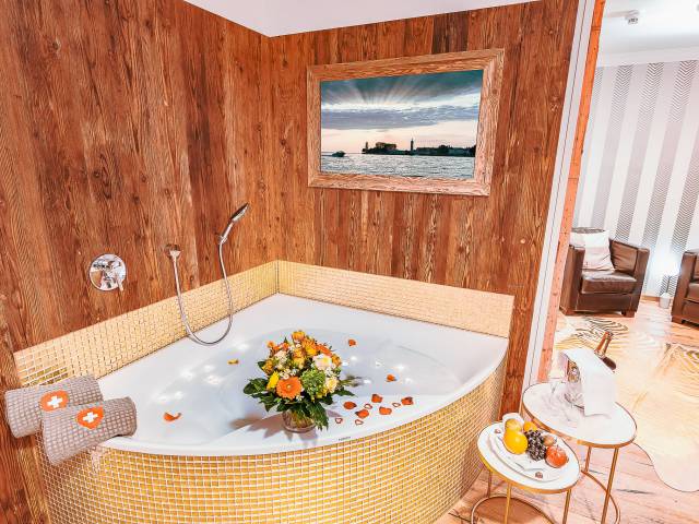 Golden Lobster Suite mit Eckwhirlpool romantisch dekoriert