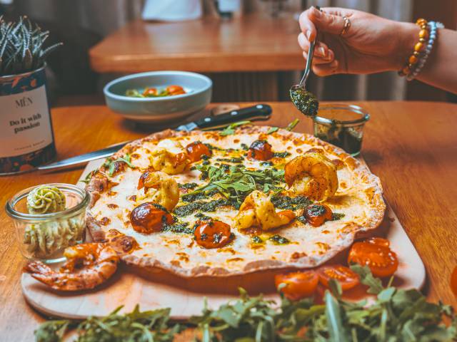 Flammkuchen mit Garnelen und Tomaten in La Mommerie Brasserie
