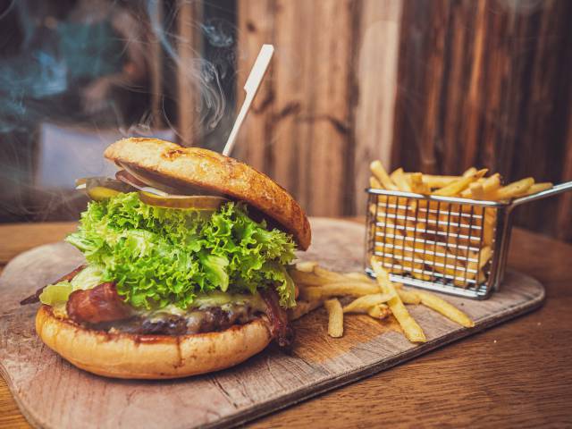 Frischer Burger in Restaurant La Mommerie Brasserie