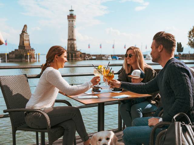 Aperol Spritz an der Harbour Lounge beim Anstoßen