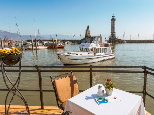 Hafen Lounge im Hotel Helvetia mit Blick auf den Hafen
