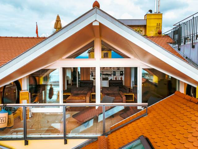 Lake Lounge Ruheraum als Drohnenaufnahme mit Dachgiebel 