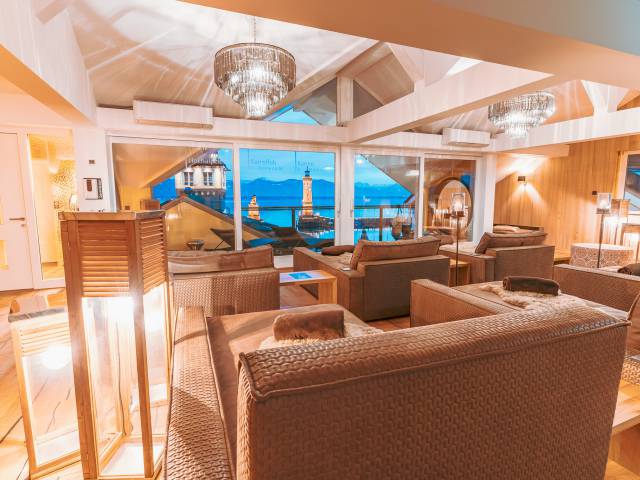Lake Lounge Ruheraum mit Ausblick auf Löwe und Leuchtturm