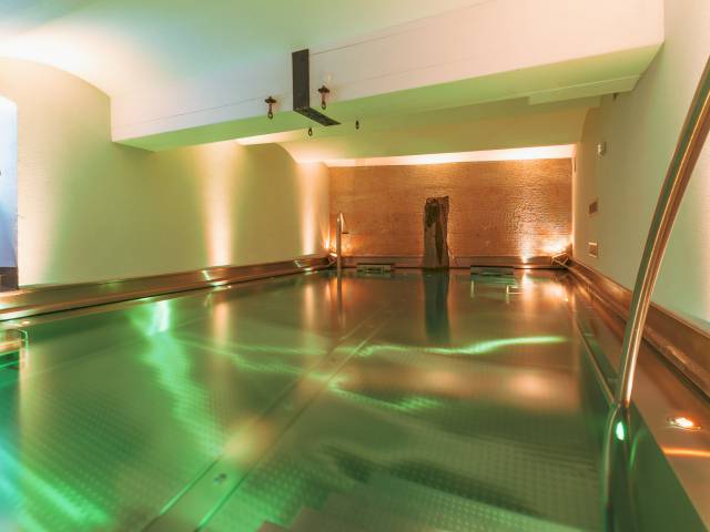 Modernerer Edelstahlpool im Hotel Helvetia