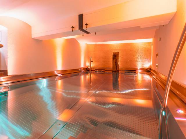 Modernerer Edelstahlpool im Hotel Helvetia