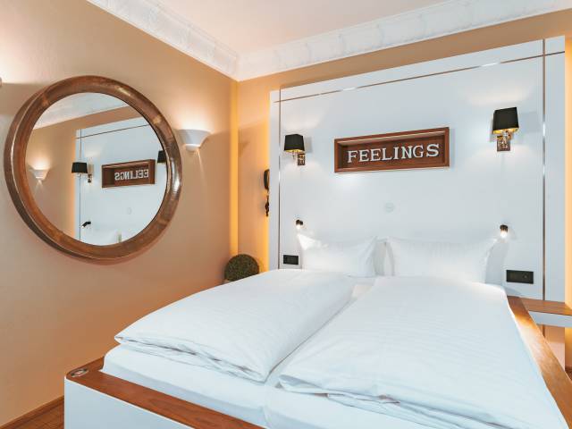 Doppelbett im Standardzimmer vom Hotel Helvetia