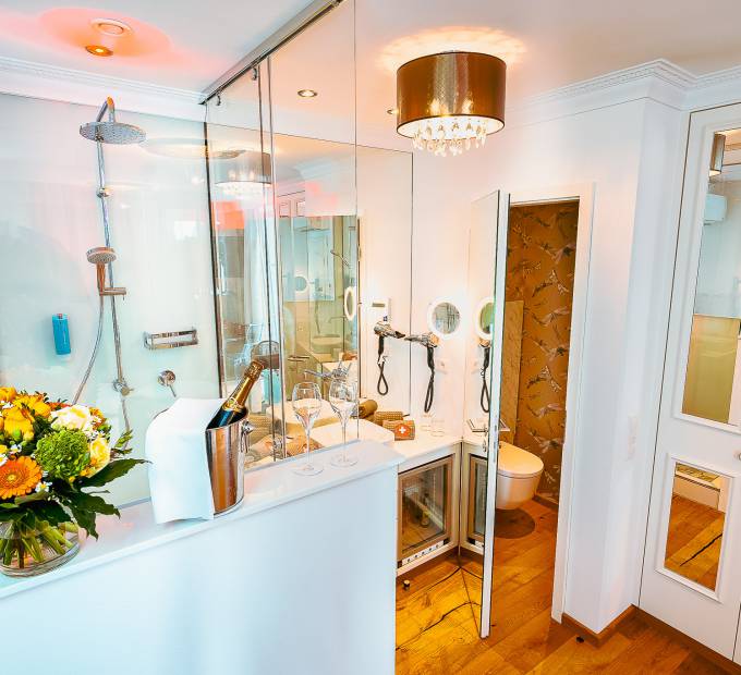 Deluxe Zimmer Hotel Helvetia mit Dusche und Bad