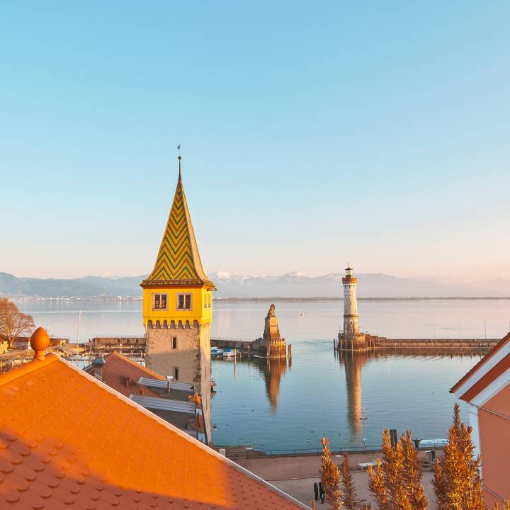 Blick vom Hoteldach auf den Bodensee und die Alpen