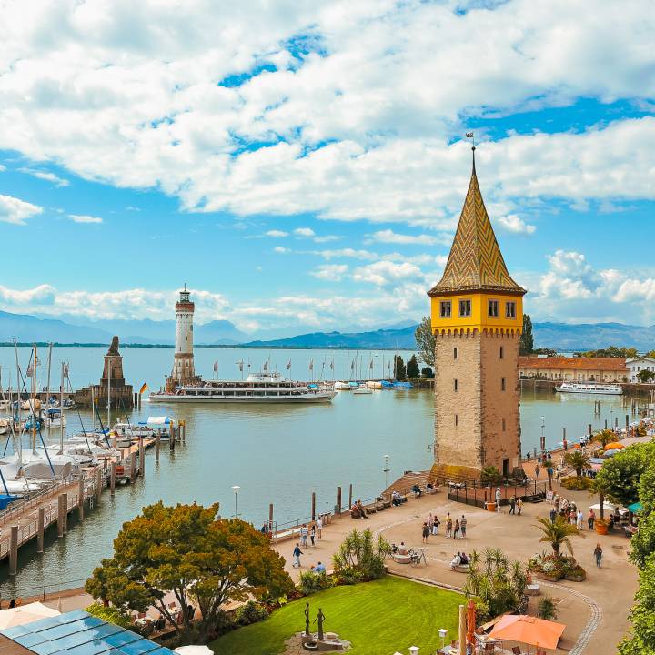 Insel Lindau Promenade mit Blick auf den Turm und Leuchtturm