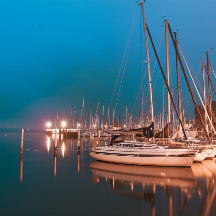 Hafen Insel Lindau bei nächtlicher Beleuchtung