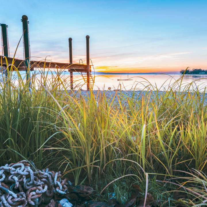 Bodensee Ufer mit einem Steg und Abendsonne