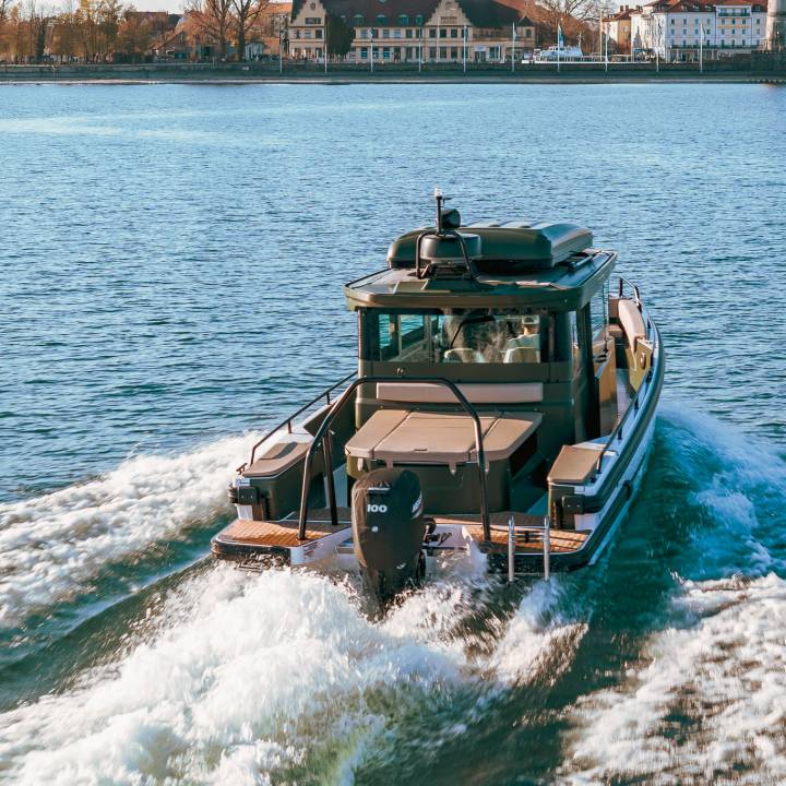 Yacht fährt auf dem Bodensee