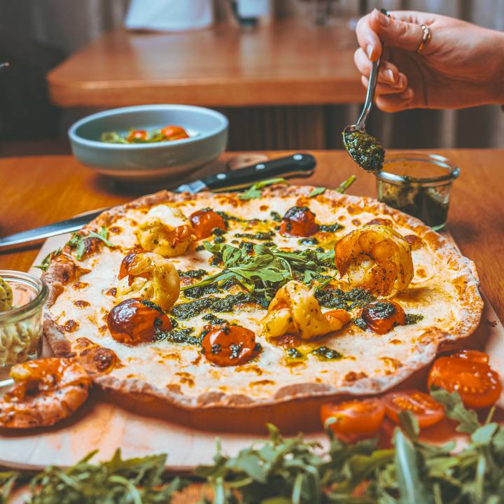 Flammkuchen mit Garnelen und Tomaten in La Mommerie Brasserie