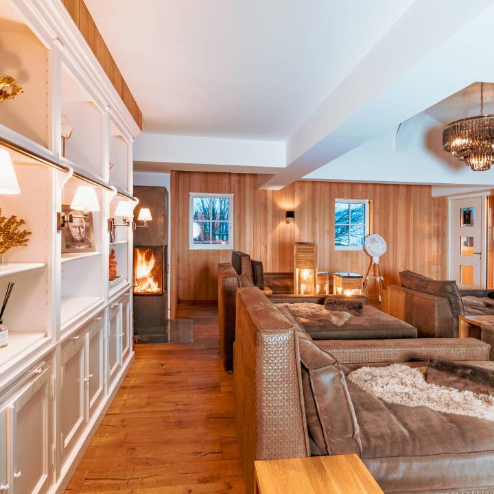 Gemütliche Sofas im Ruhebereich vom Hotel Helvetia