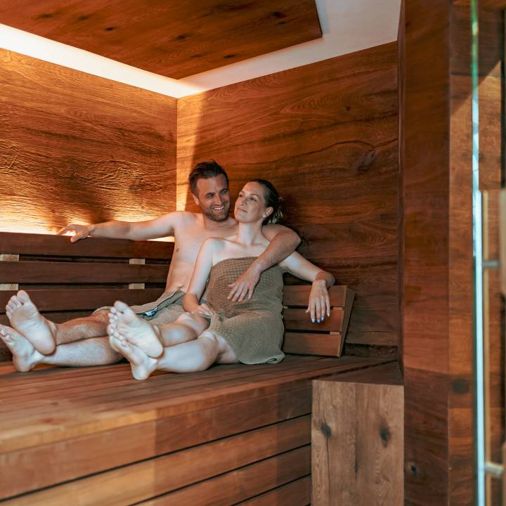 Paar genießt die Zeit in der Privat Spa Sauna im Spahotel Helvetia