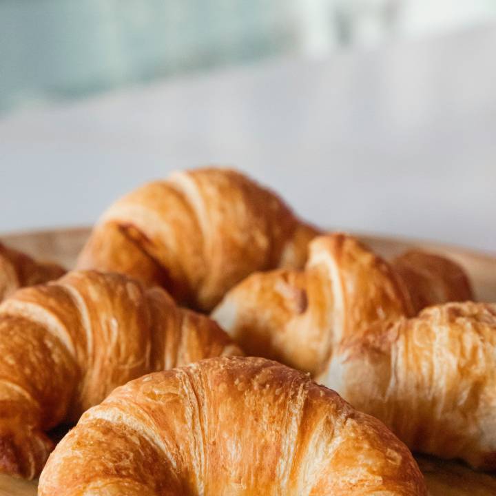 Croissants auf einem Holzbrett