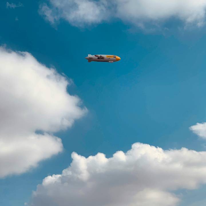 Zeppelin am Himmel umgeben von Wolken