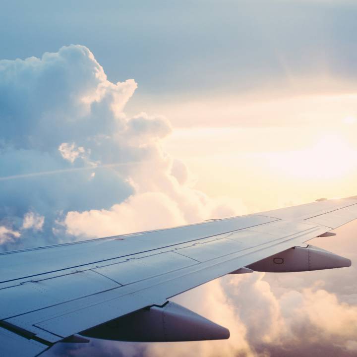 Flugzeugträger in den Wolken