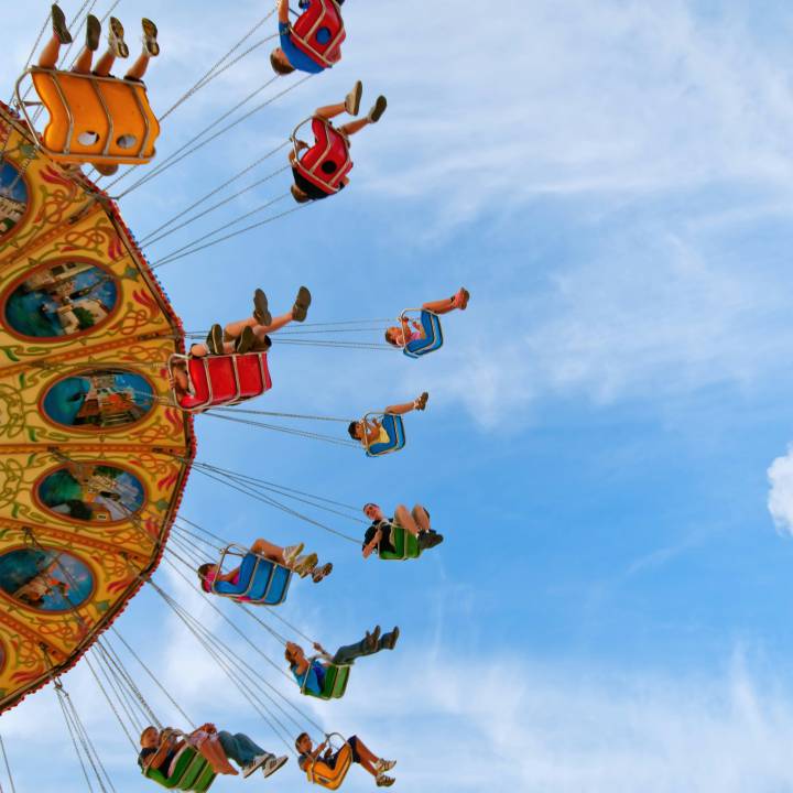 Kettenkarusell fotografiert von unten in den Himmel hoch