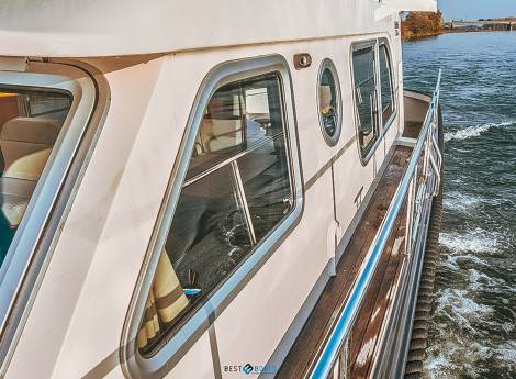 Ein Zimmer, das schaukelt. Unsere neue Motoryacht im Lindauer Hafen Symbolfoto