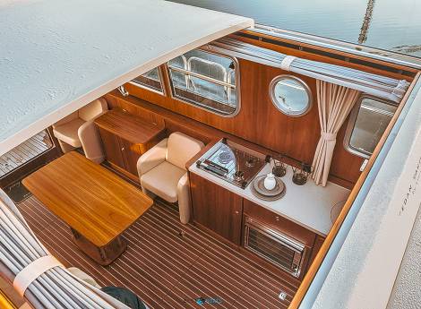 Ein Zimmer, das schaukelt. Unsere neue Motoryacht im Lindauer Hafen Symbolfoto