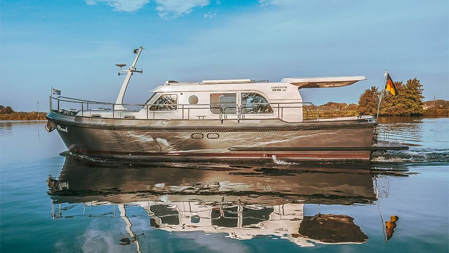 Ein Zimmer, das schaukelt. Unsere neue Motoryacht im Lindauer Hafen Symbolfoto